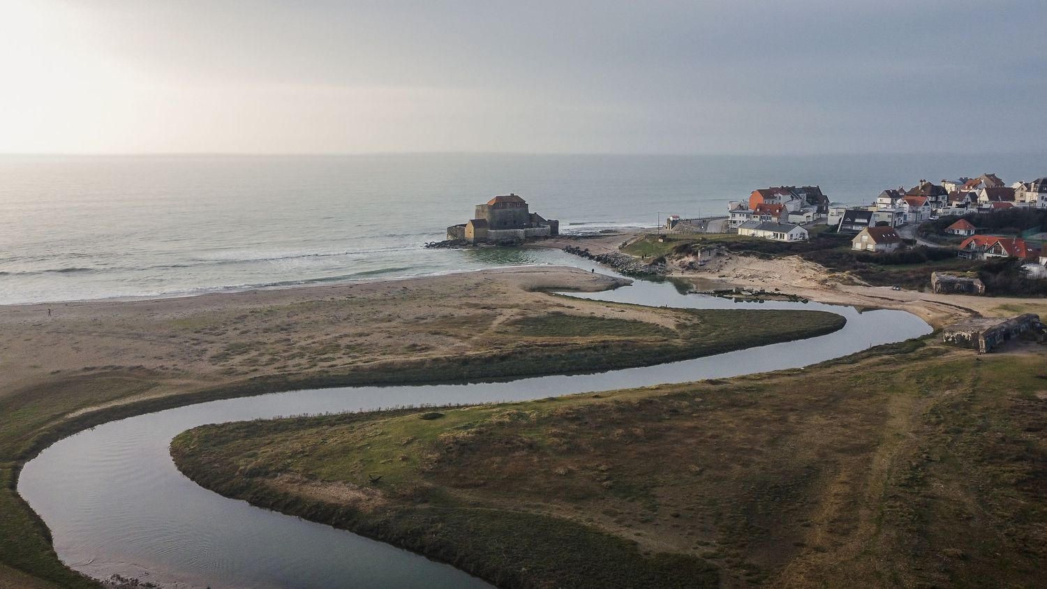 Vue aérienne du Fort d’Ambleteuse et de la Slack serpentant vers la mer. Site de tourisme et d'activité plein air sur la Côte d’Opale.