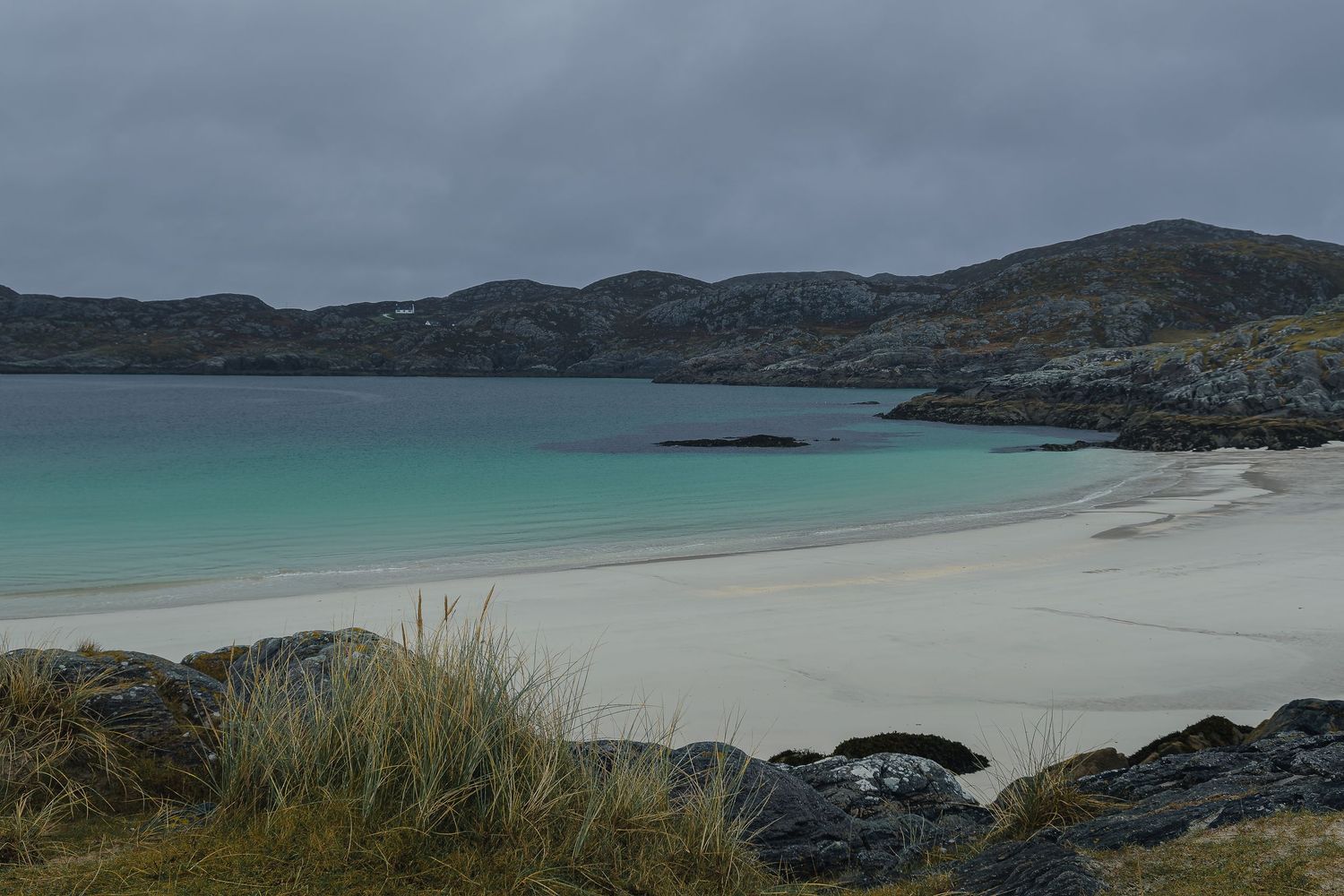 Plage de Scourie, Highlands : eaux turquoise et sable blanc sur la route NC500 en Écosse. Photographie de paysage sauvage et préservé.