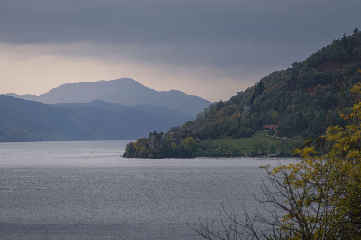 Château d'Urquhart sur les rives du Loch Ness, Écosse. Photographie de paysage mystique des Highlands.