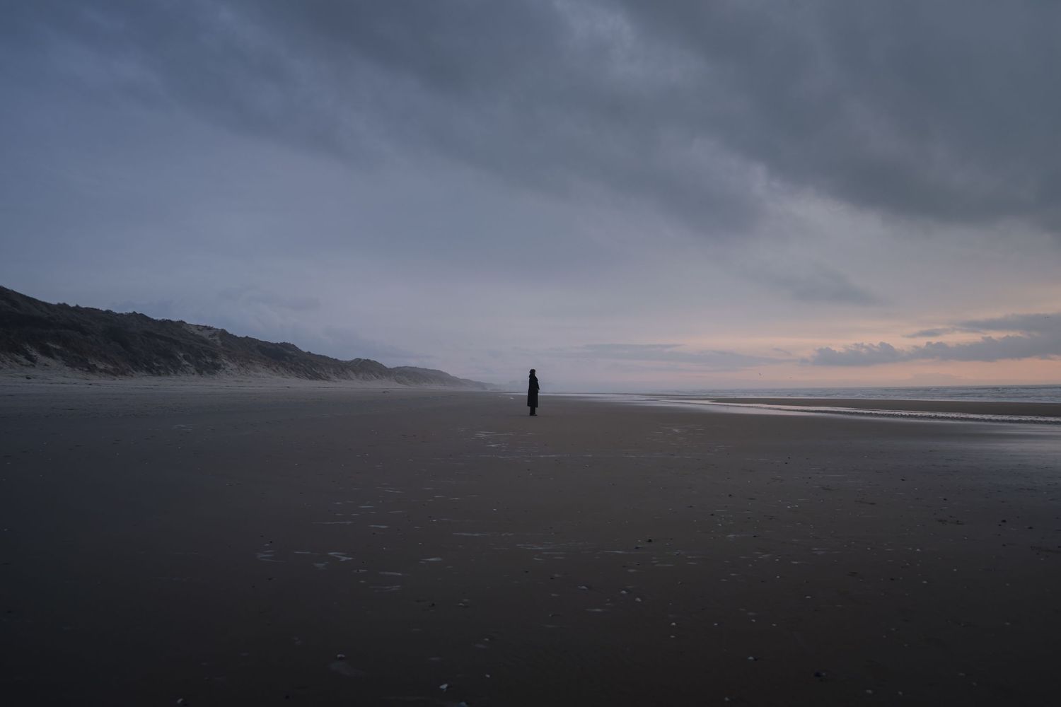 Reportage photo tourisme Côte d'Opale, silhouette sur la plage de brume en hiver.