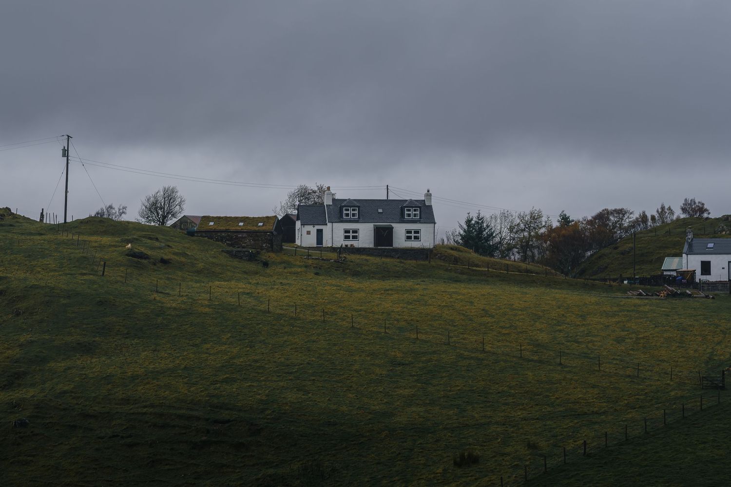 Cottages blancs traditionnels en bord de mer à Applecross, village emblématique du North Coast 500 dans les Highlands.