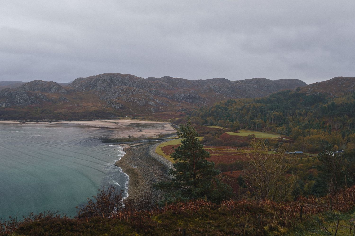 Littoral écossais et montagnes rousses d'automne sous un ciel couvert. Photographie de paysage pro, décoration murale nature et voyage.