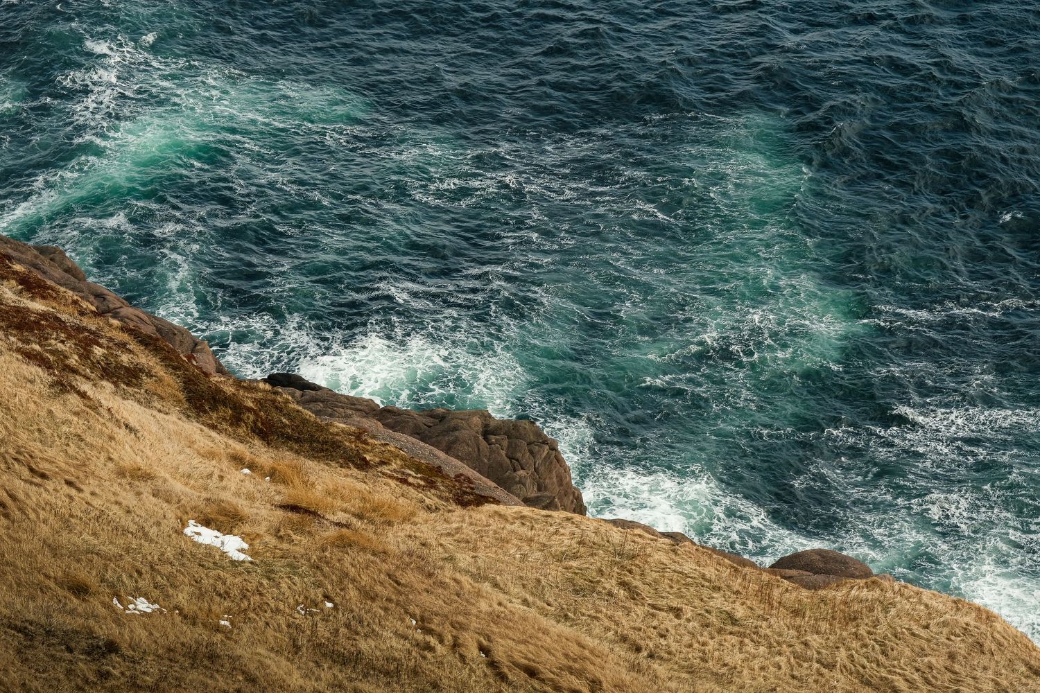 Gros plan de mer agitée et embruns à Cap Spear.