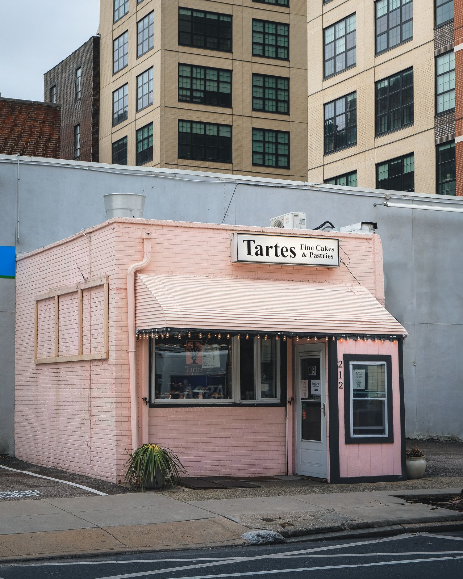 Façade rose de la pâtisserie Tartes Fine Cakes à Philadelphie. Architecture urbaine insolite et minimaliste. Photo pro pour portfolio.