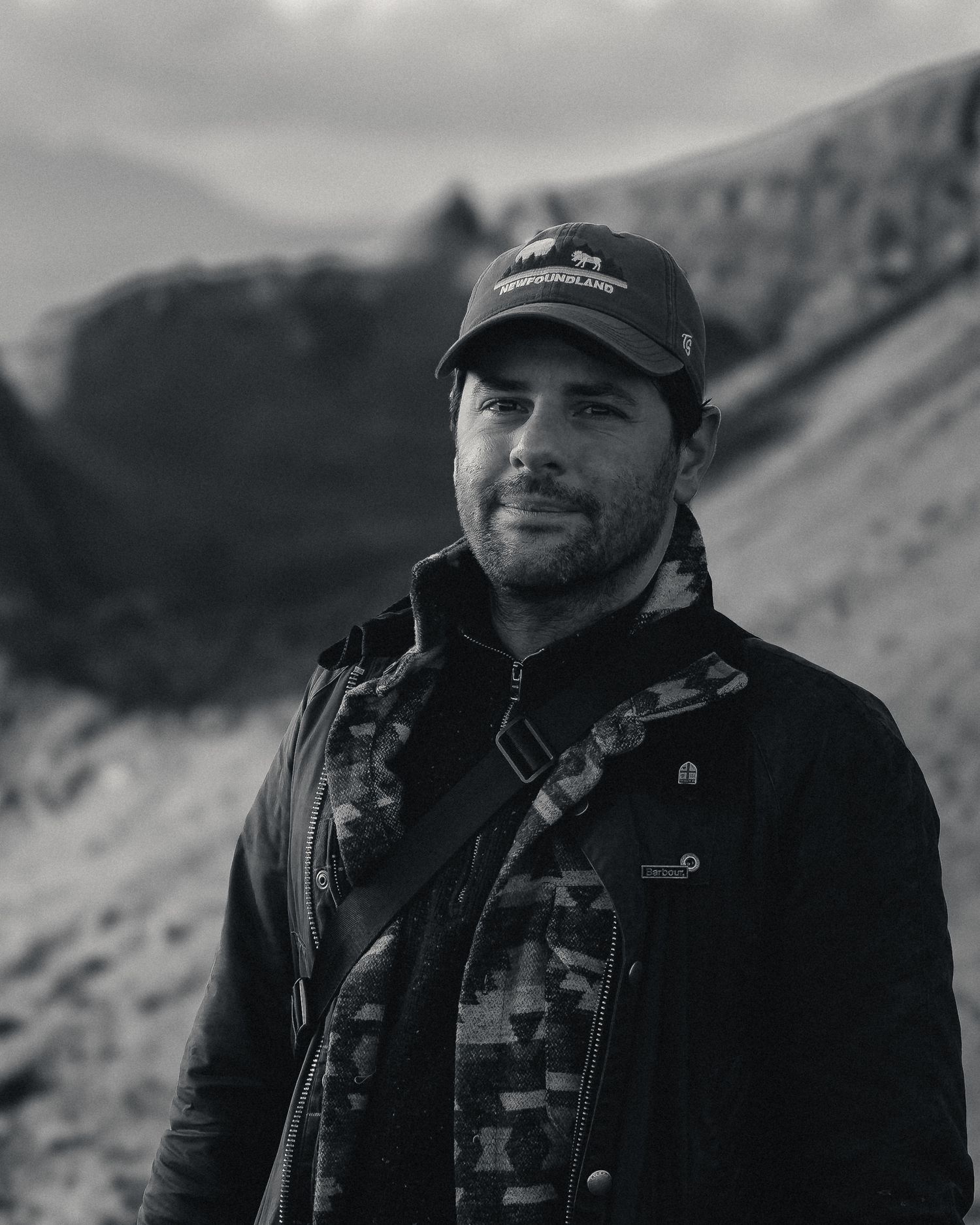 Portrait du photographe Guillaume Caulier en extérieur. Image pour hôtellerie et tourisme outdoor en milieu sauvage.