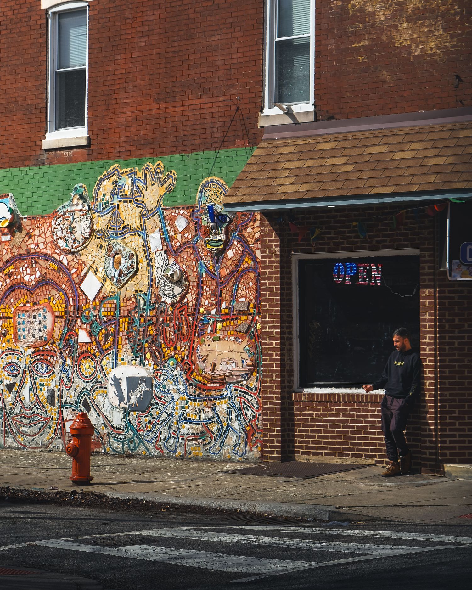 Mur de mosaïques colorées à Philadelphie. Art urbain sur façade en briques et scène de rue. Photo professionnelle pour portfolio d'artiste.