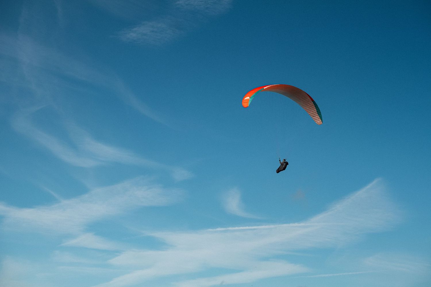 Activité de parapente sur le littoral d'Équihen-Plage.