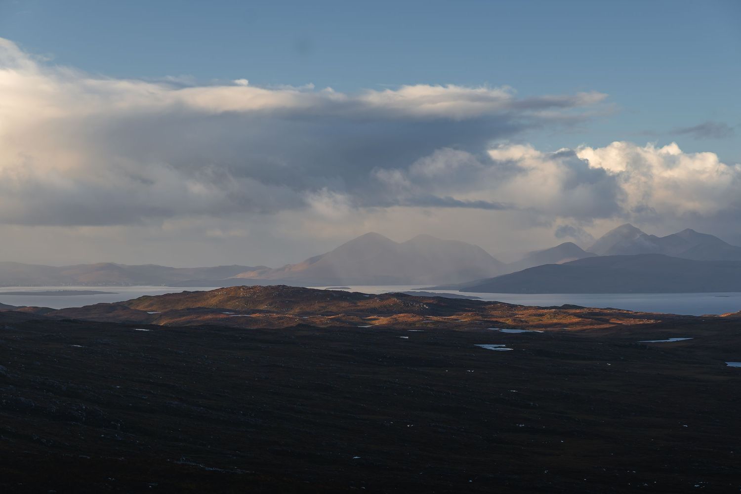 ue panoramique sur les sommets de l'île de Skye depuis la route du Bealach na Bà, Écosse. Photographie de paysage pro, circuit NC500