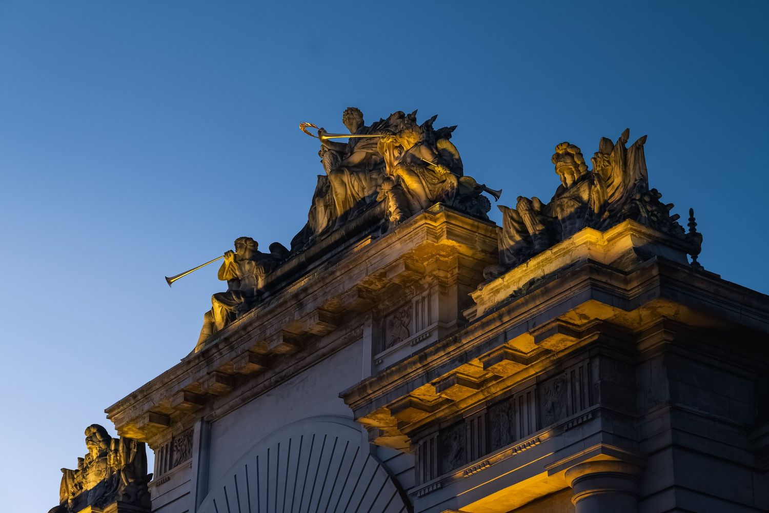 L'arc de triomphe de la Porte de Paris à Lille illuminé à l'heure bleue. Photographie d'architecture et de patrimoine urbain.