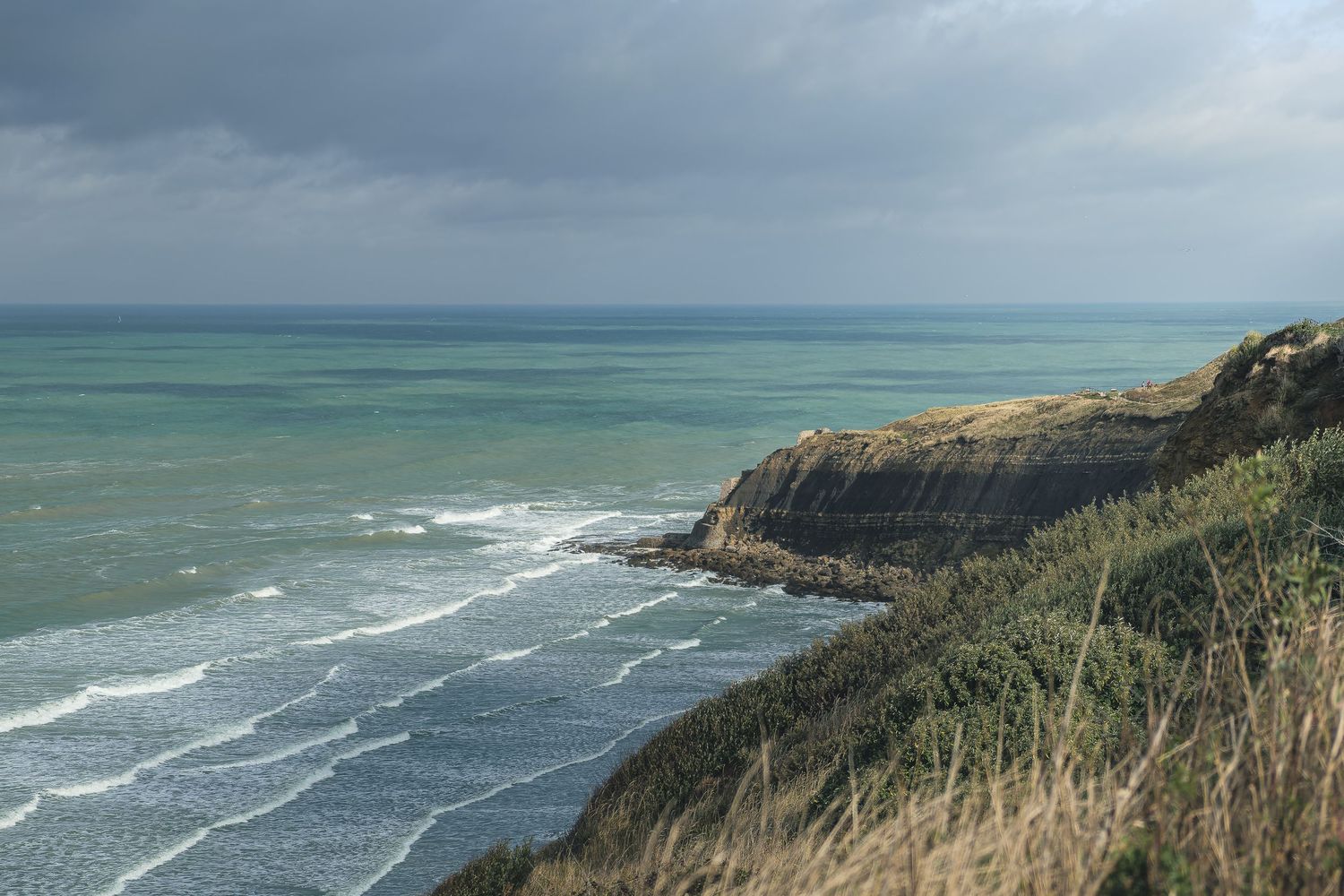 Falaises et sentier côtier entre Boulogne-sur-Mer et Wimereux. Destination pour le tourisme et l'activité plein air sur la Côte d'Opale.