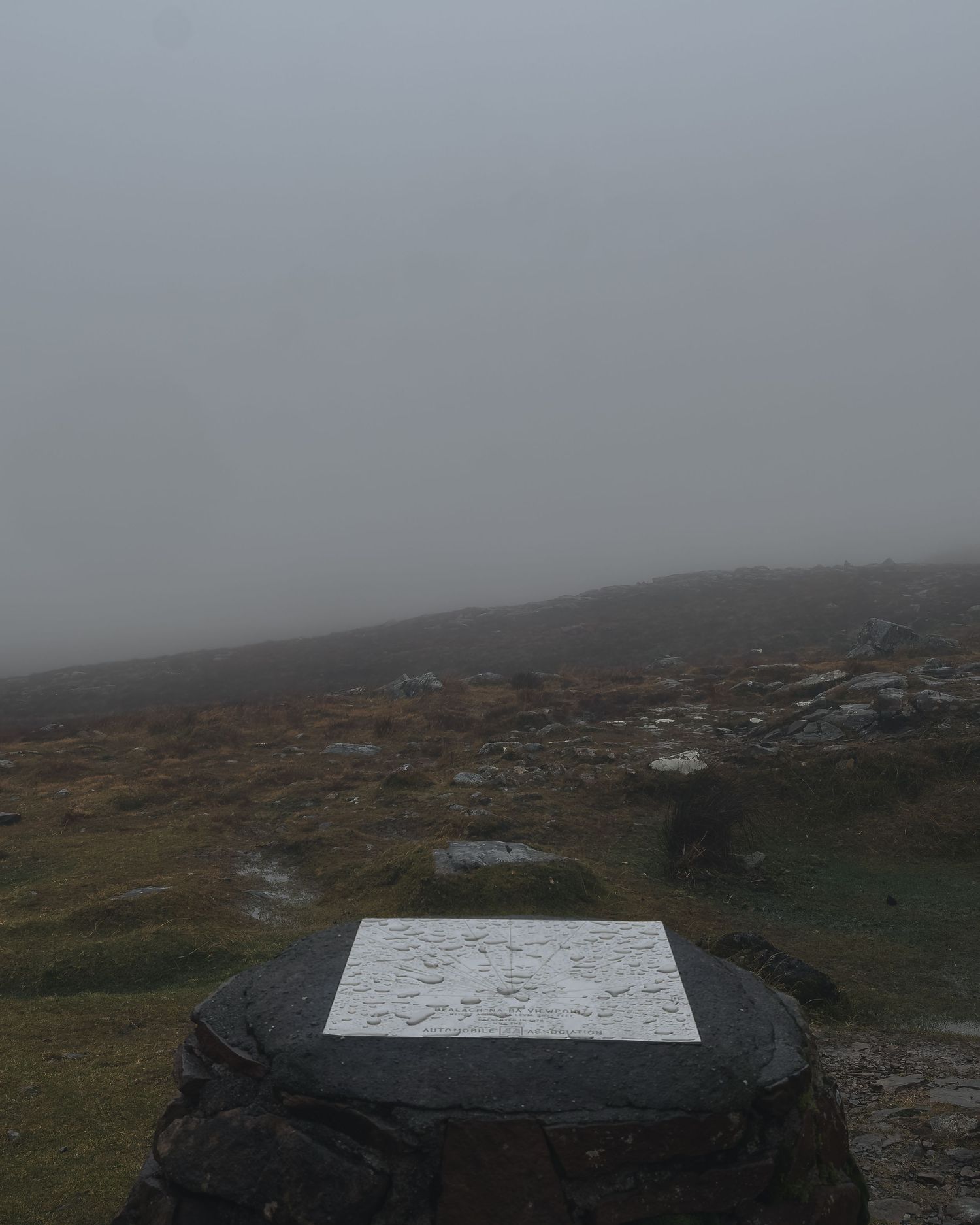 Paysage sauvage Écosse : brume sur la route haute des Highlands. Photographie outdoor pour tourisme d'aventure et randonnée en plein air.