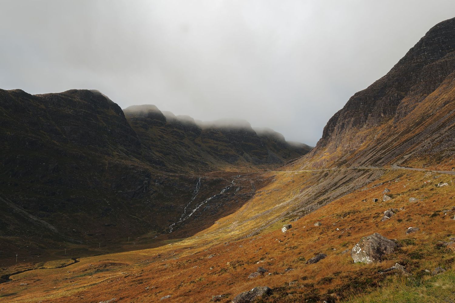 Route Bealach na Bà, Highlands : photographie de paysage sauvage sur la NC500 en Écosse. Tirage photo professionnel haute montagne.