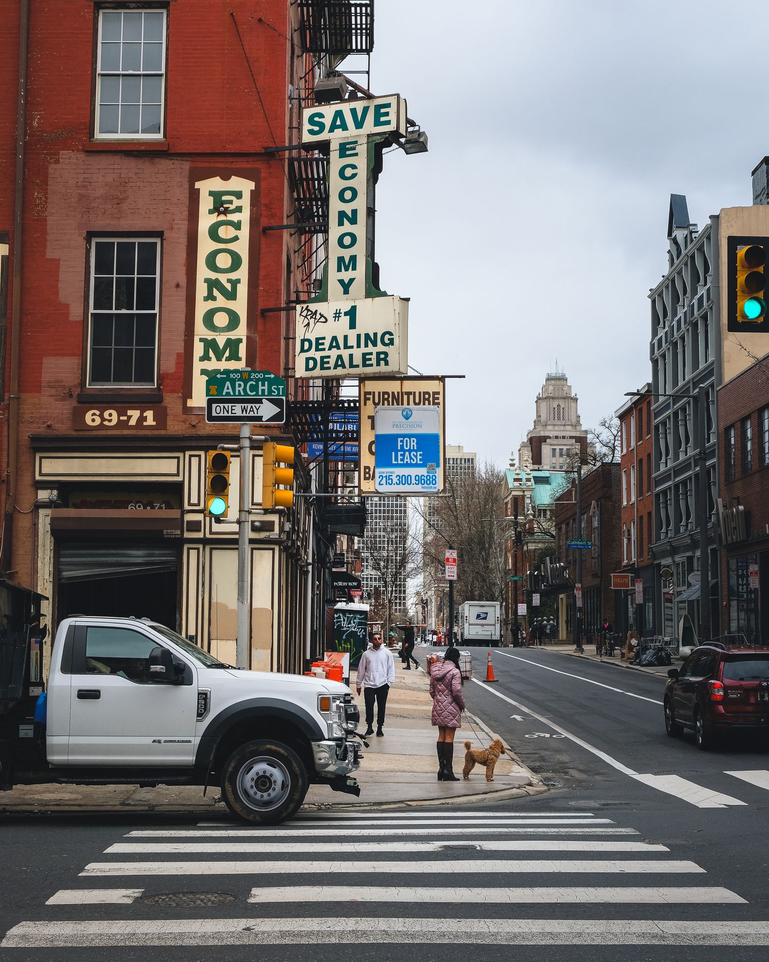 Scène de rue à Philadelphie, carrefour Arch Street. Architecture urbaine, enseignes vintage et vie quotidienne. Photo de rue professionnelle