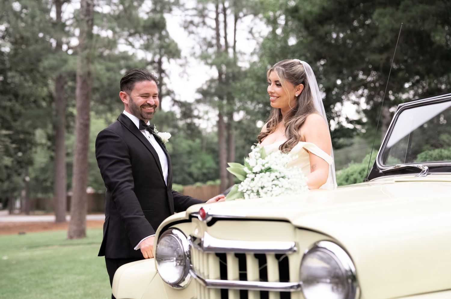 Northern Virginia wedding photography of bride and groom, timeless and romantic