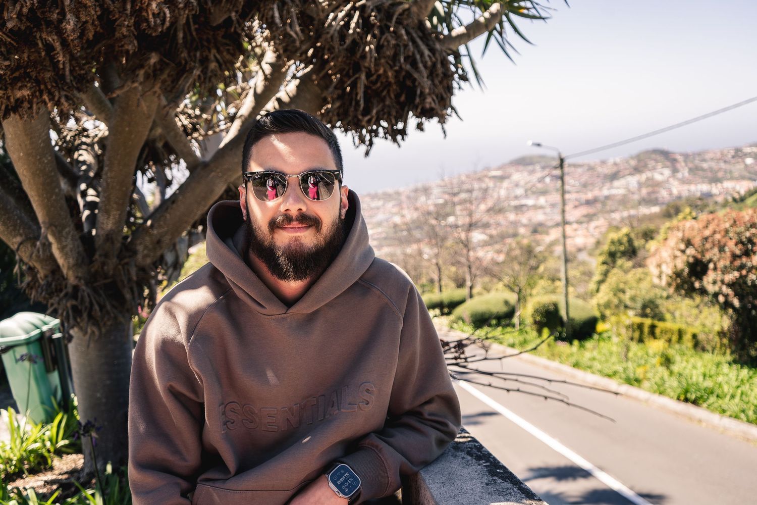 Portrait eines Mannes im Botanischen Garten auf Madeira – Fotografie von pixelblickmedia