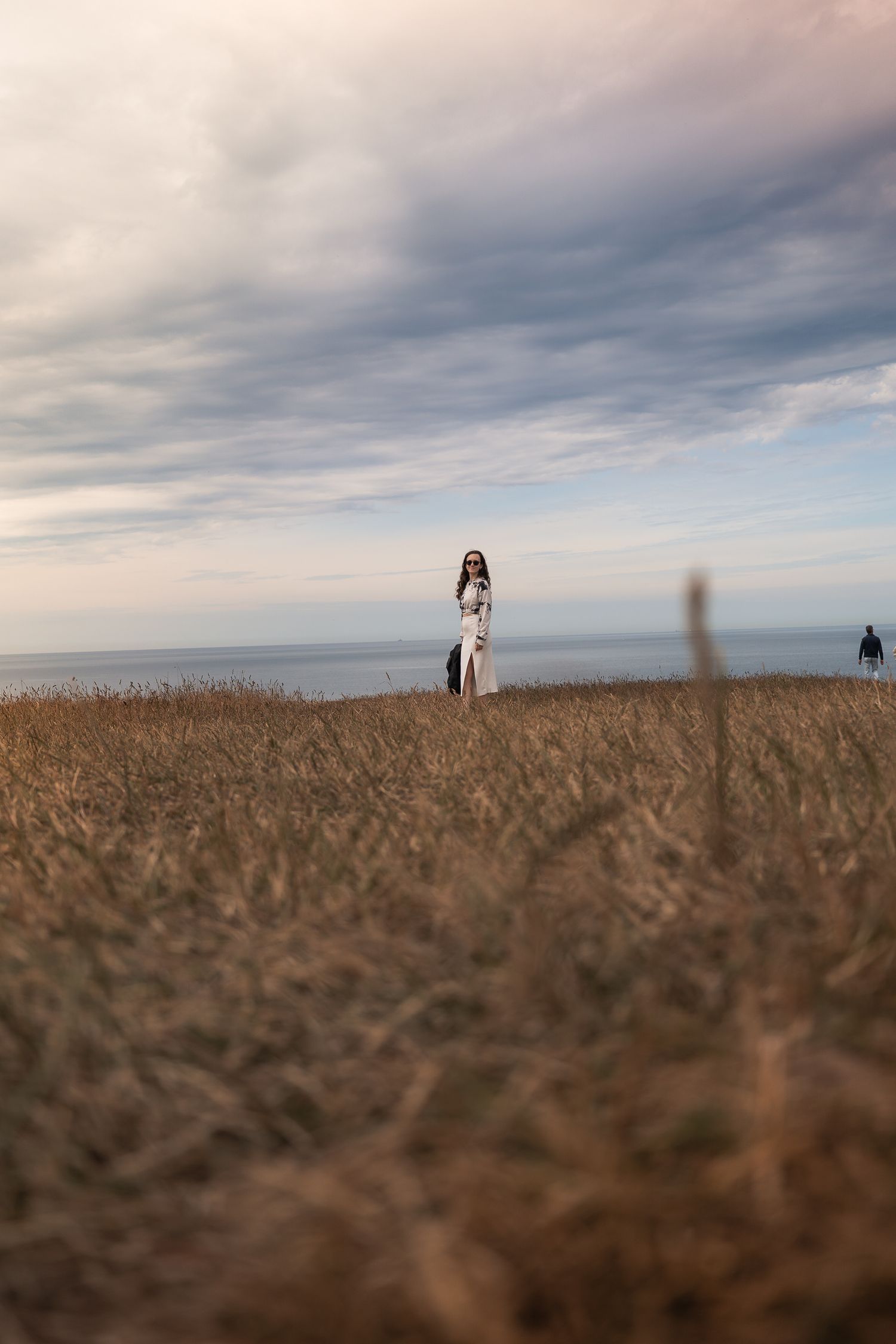 Person in einer weitläufigen Küstenlandschaft in Schweden – Fotografie von pixelblickmedia