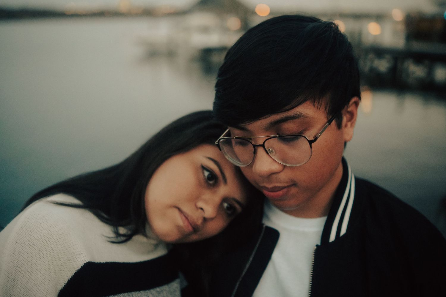 Engagement portraits in Old town Alexandria on front of Potomac river
