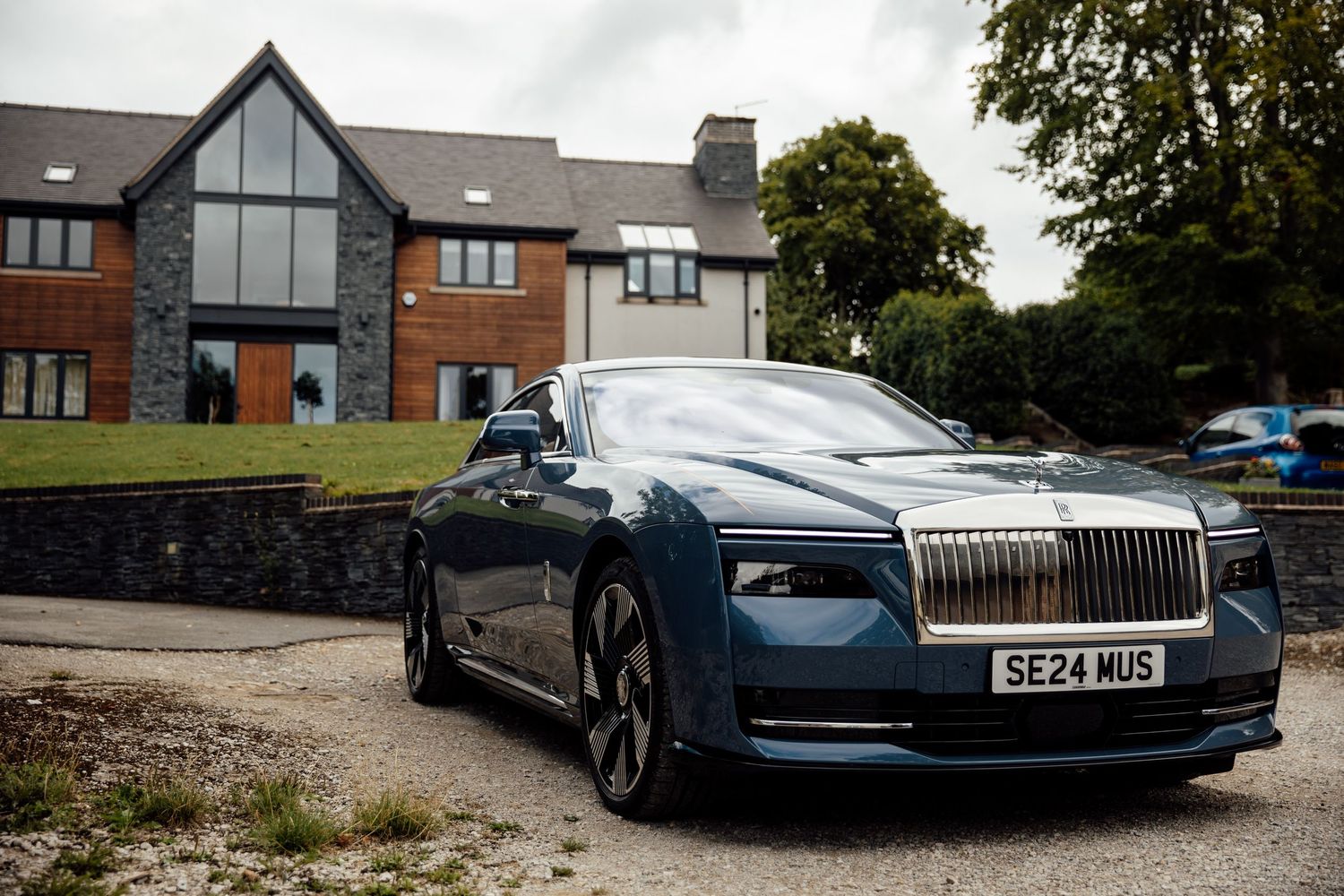 Luxury vintage Rolls Royce cars parked outside a brick building.