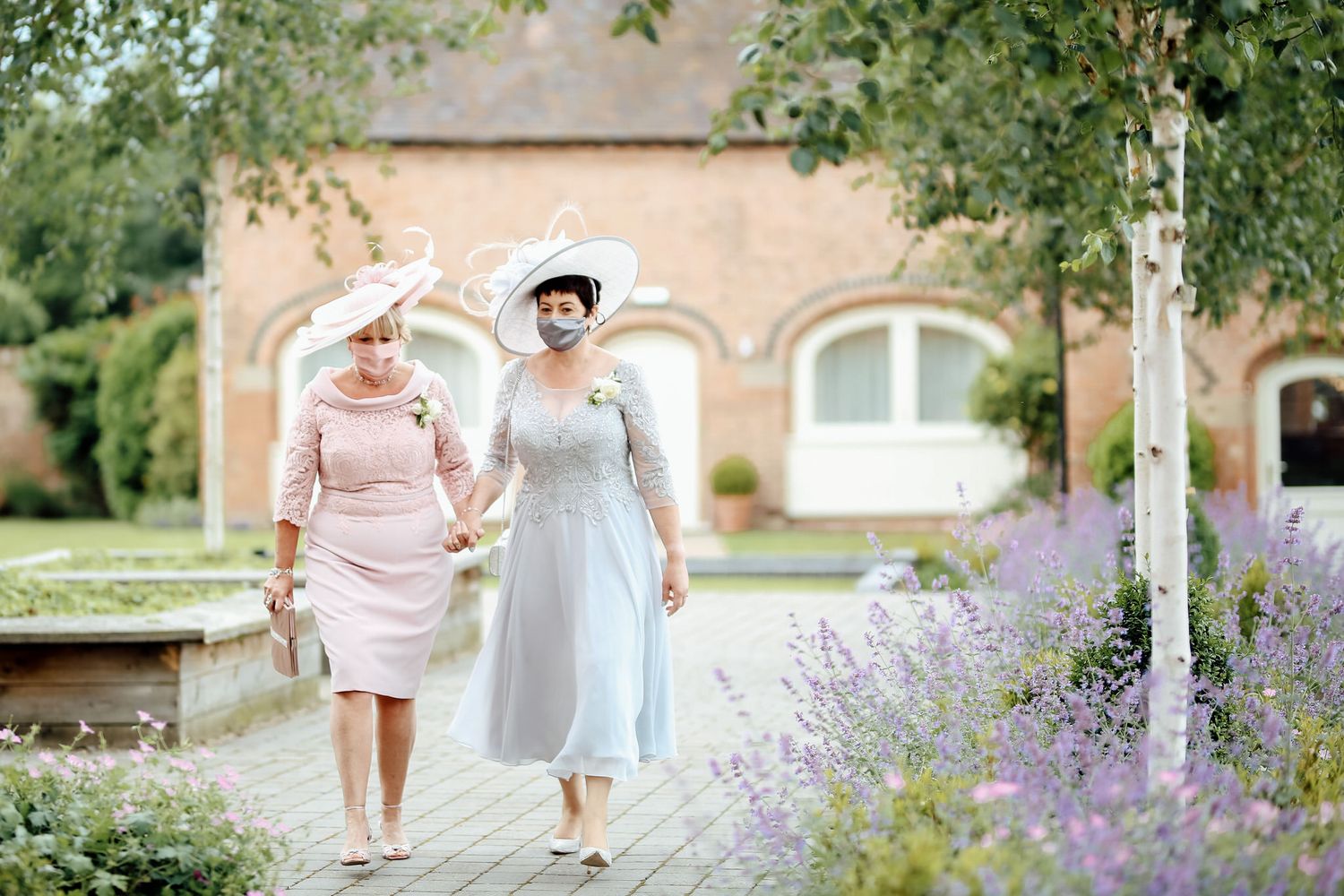 2 mothers at a wedding