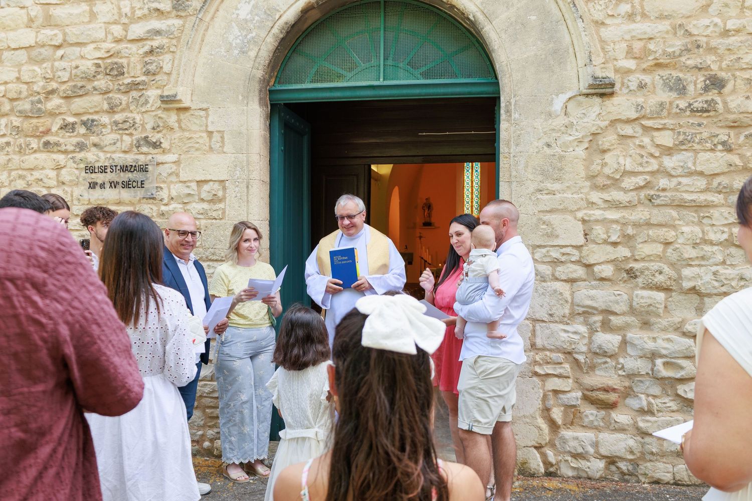 Les invités écoutent le sermon du prêtre devant l’église en Provence