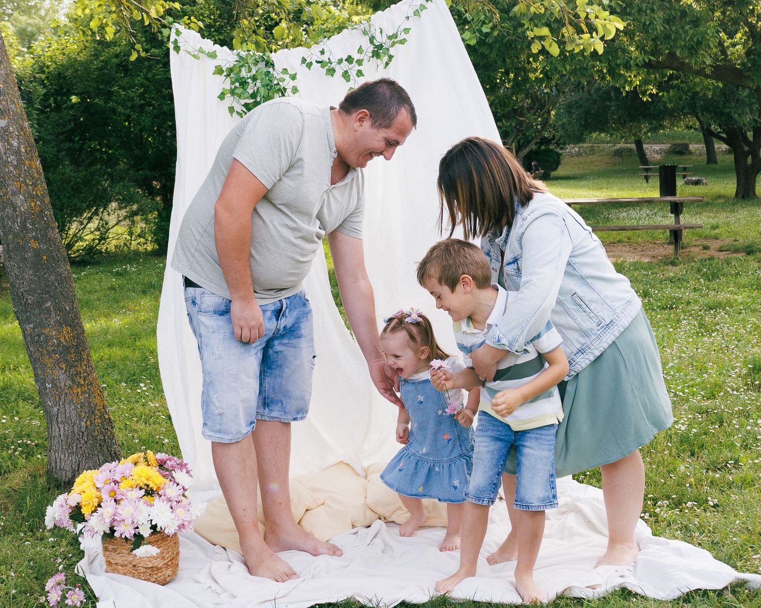 Famille riant ensemble lors d’une séance photo en extérieur à Roquemaure