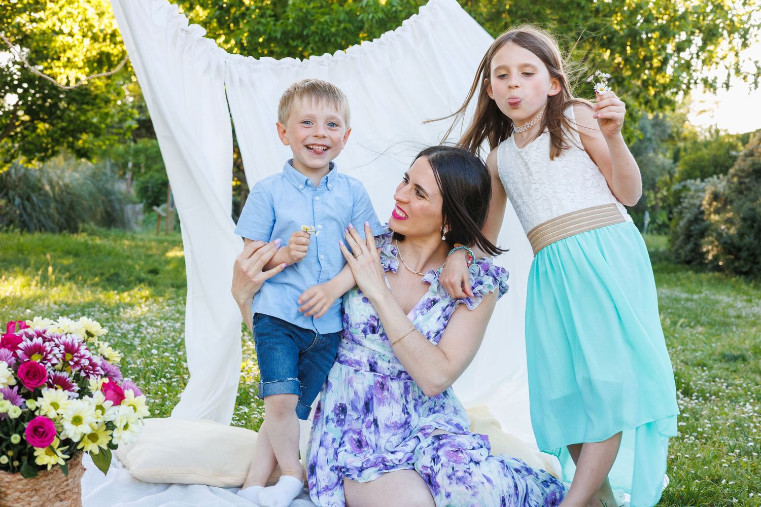 Une maman et ses deux enfants s’amusent ensemble pendant une séance photo famille au parc de Roquemaure