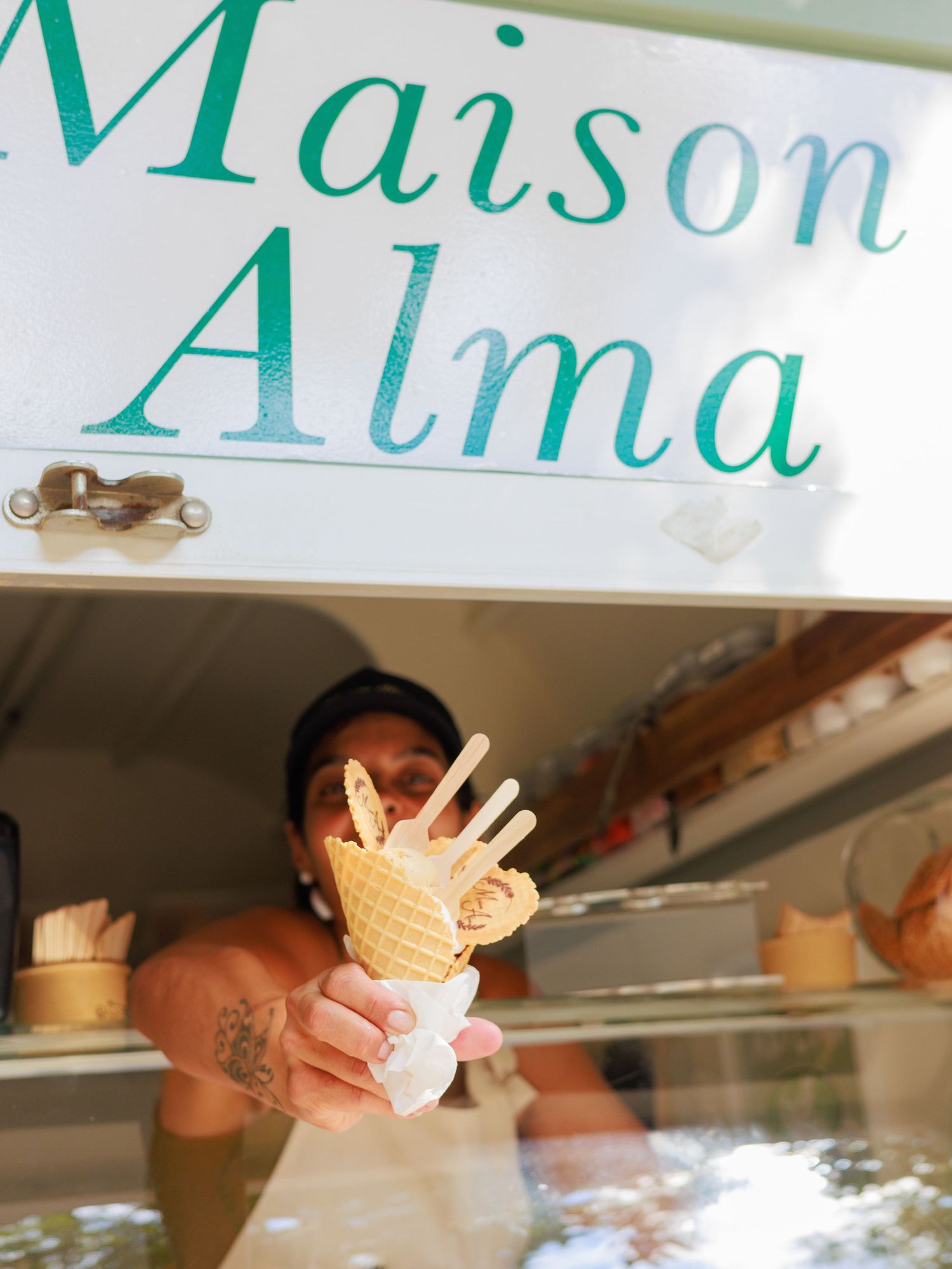 Inauguration d'un camion de glace, le service d'un glace
