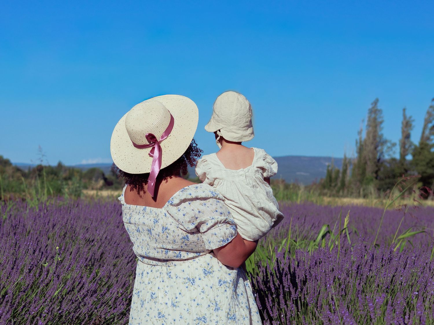 un portrait dans les lavandes d'une maman et sa fille - image typique de provence