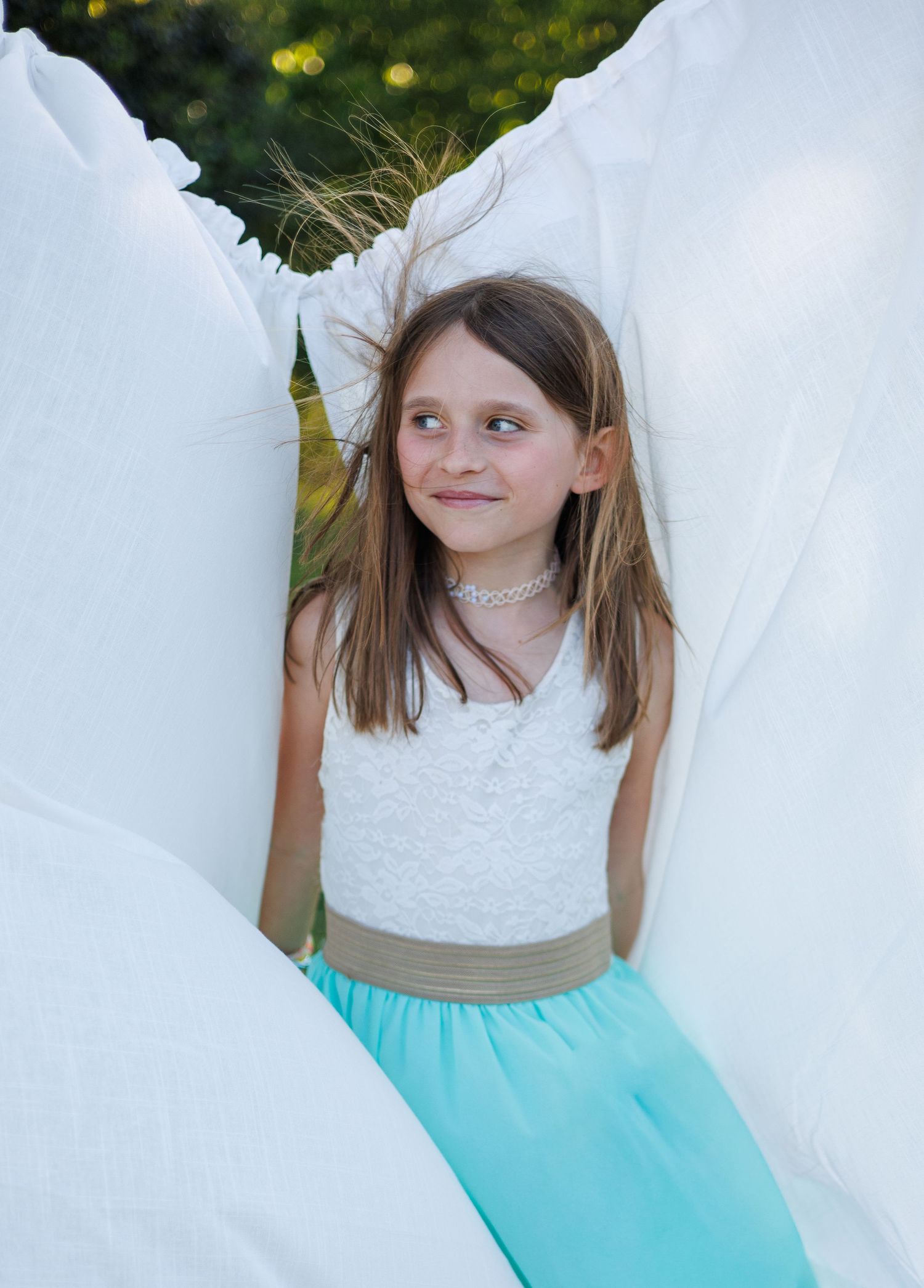 Portrait naturel d’une fille en extérieur dans le Gard