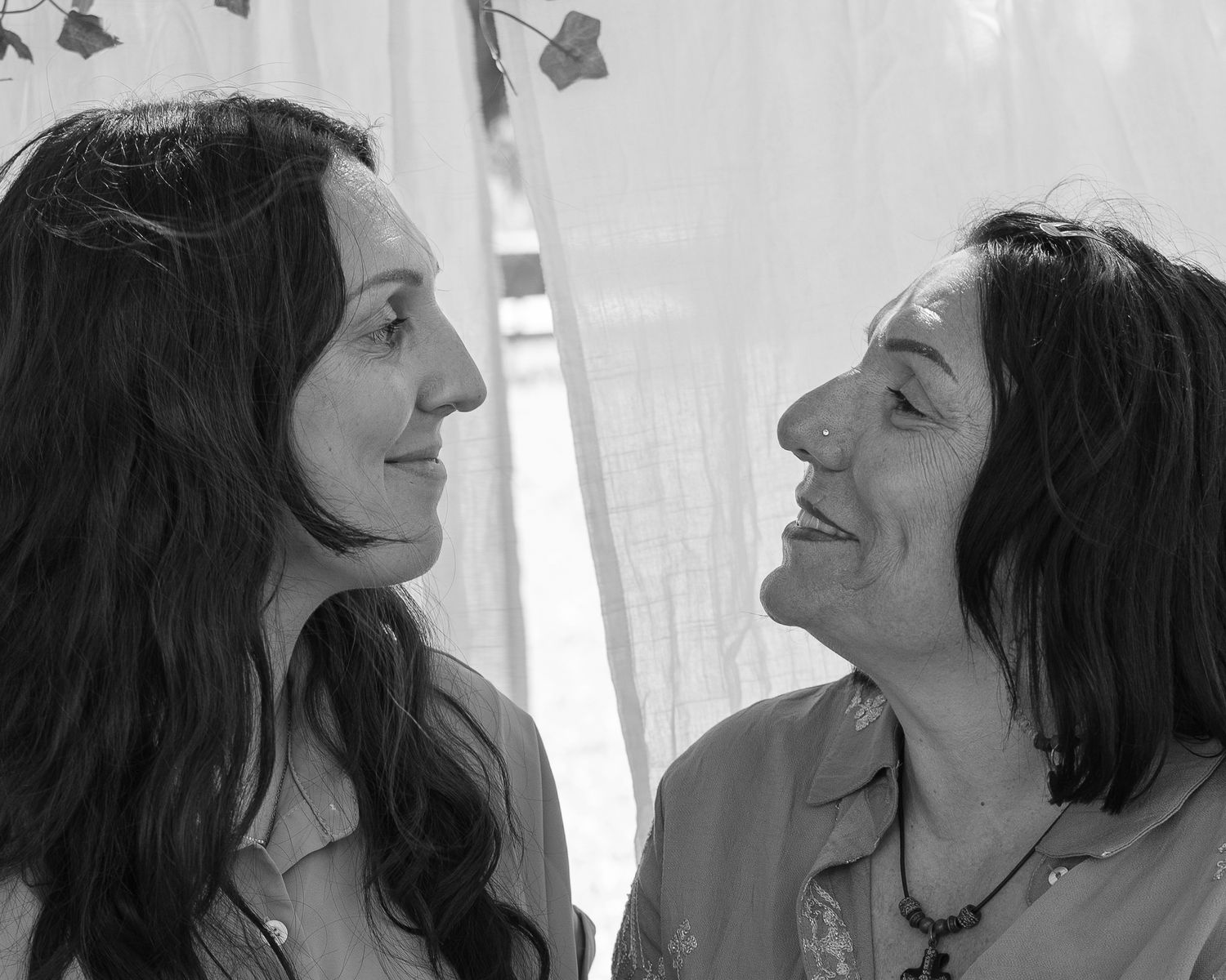 Une femme regard avec amour sa maman pendant une séance photo famille dans le Gard