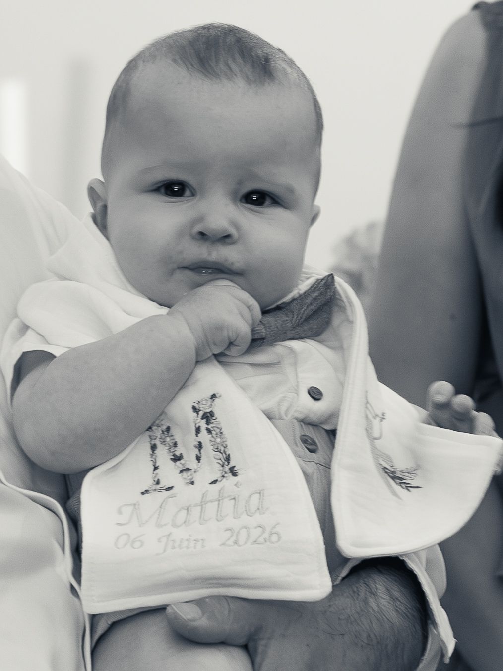 Portrait d'un bébé pendant la cérémonie de baptême.
