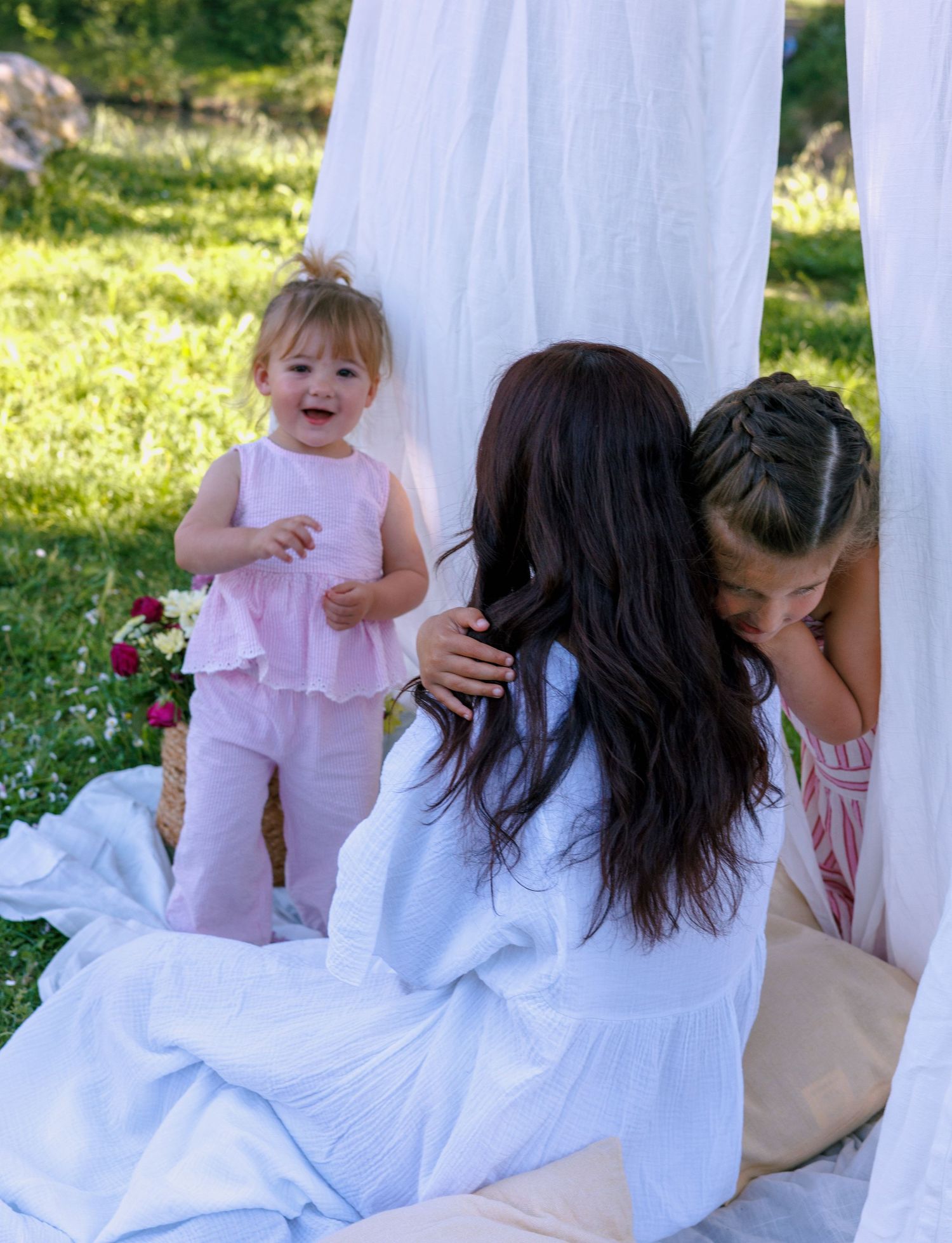 Deux filles jouent avec sa maman lors d’une séance photo en extérieur à Rochefort du gard