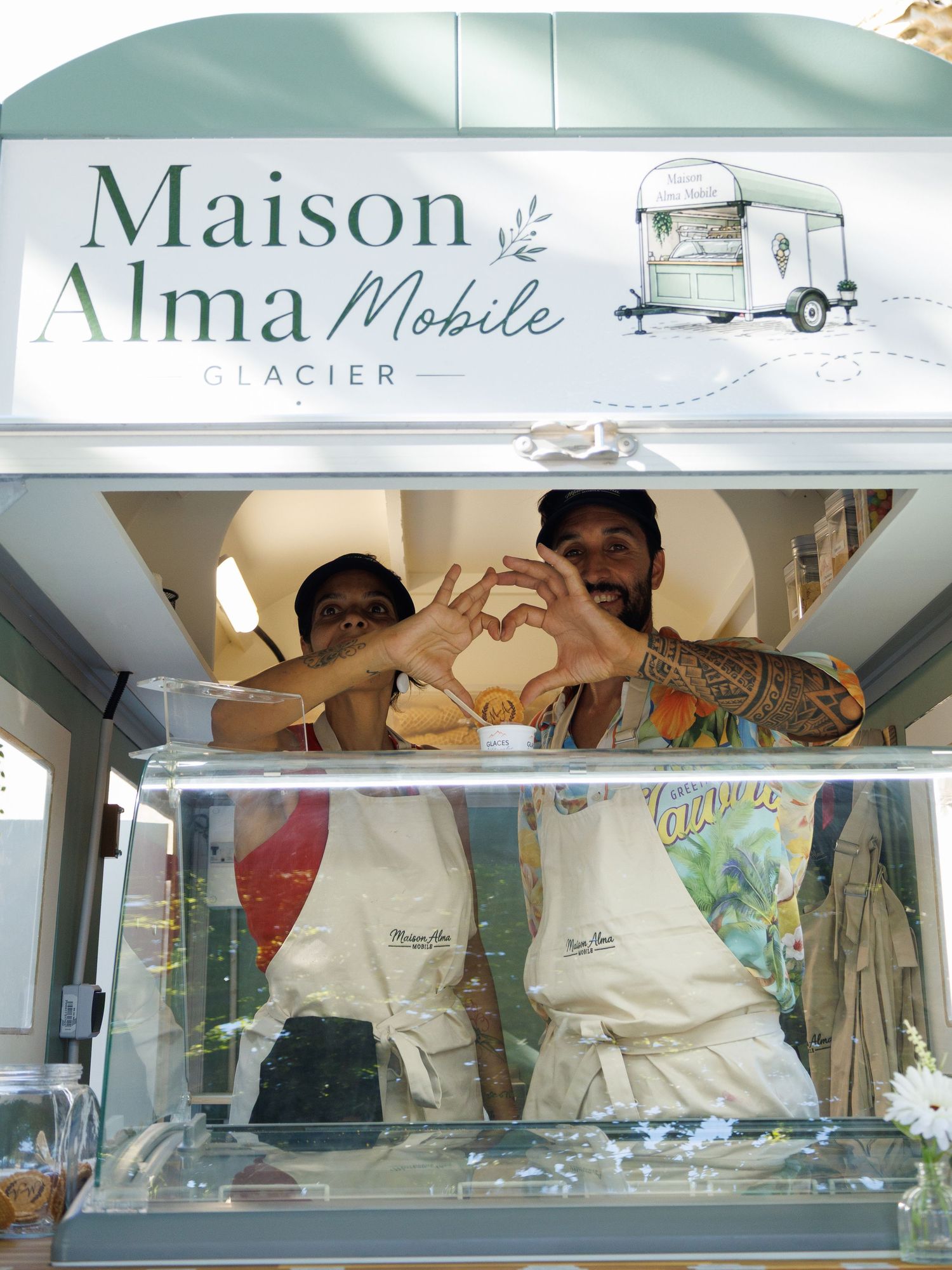 Les propietaires servent des glaces depuis le camion Maison Alma Mobile lors de son inauguration.
