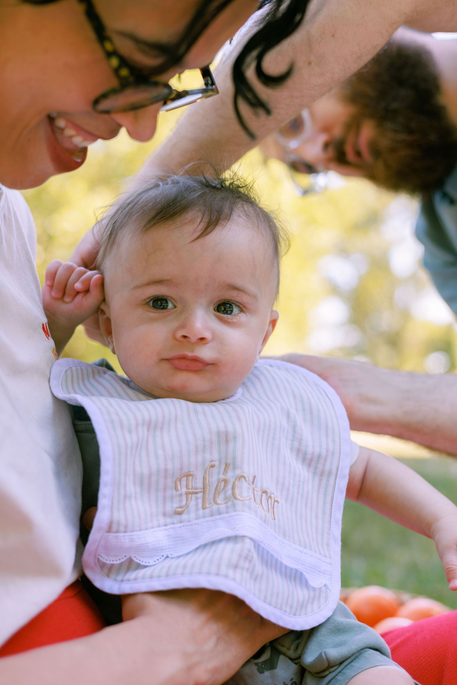 Les parents preparent le bébé pour manger dans un parc dans le Gard