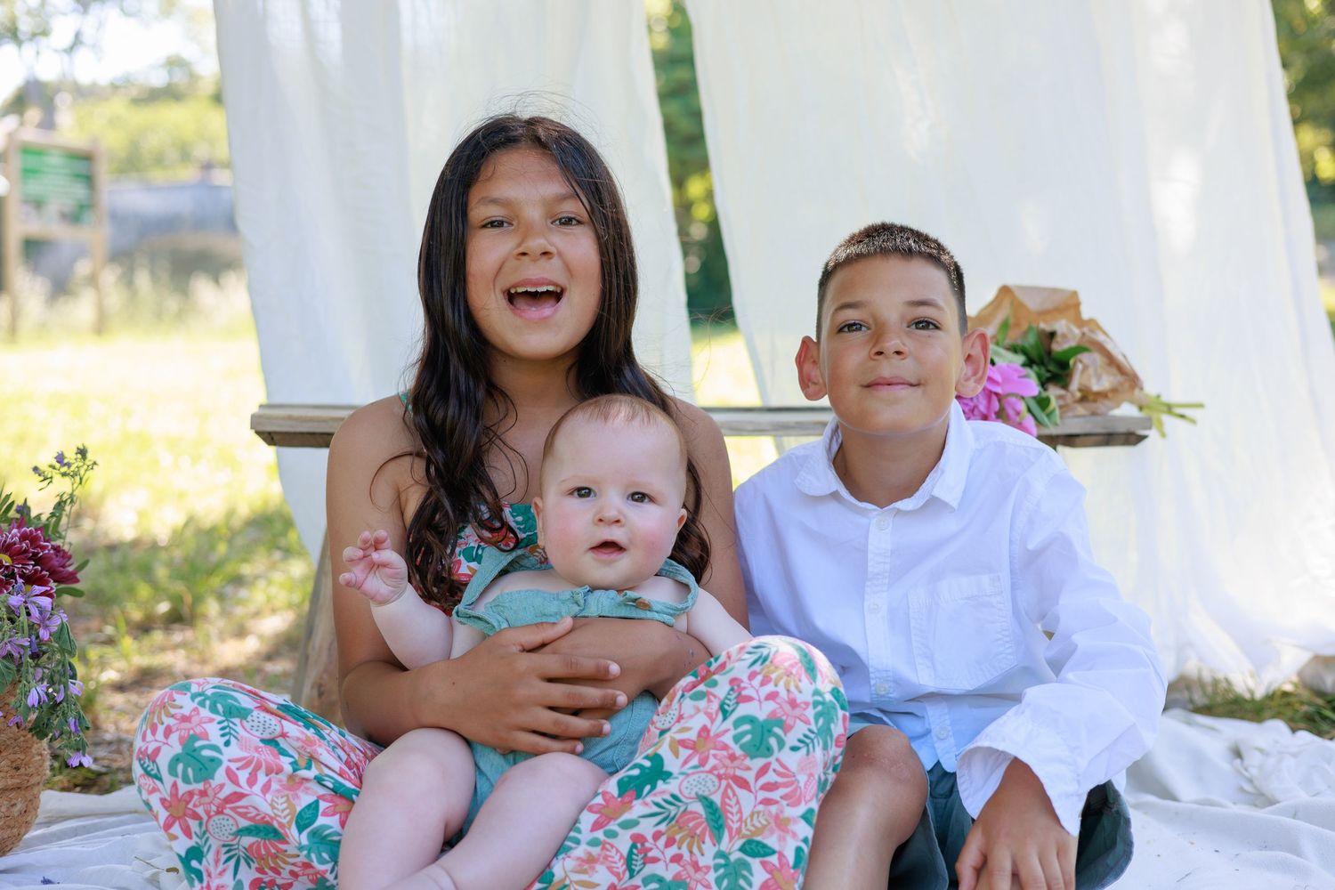 Des enfants joue ensemble  pendant une séance photo famille au parc pres de Orange