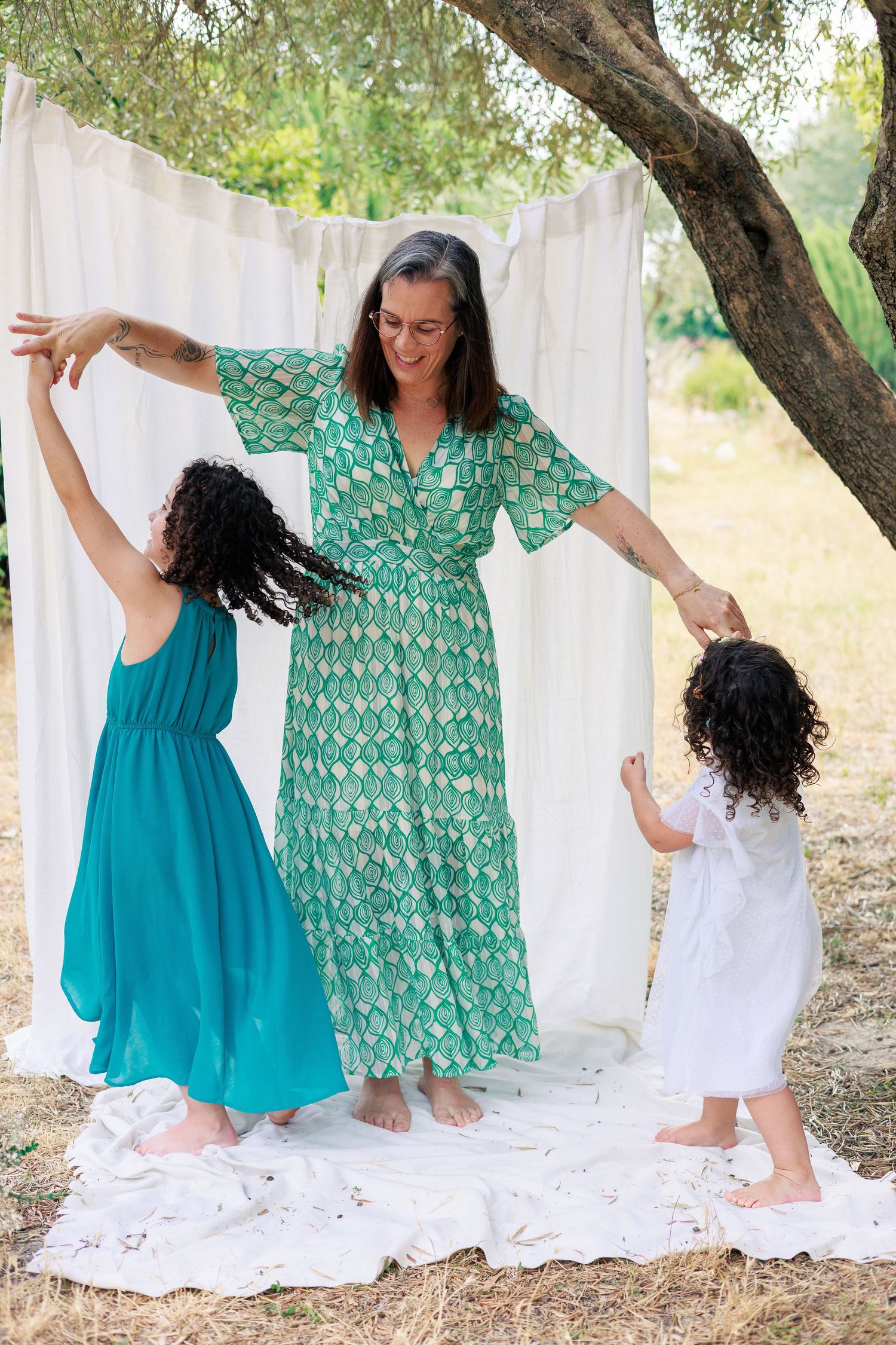 Une maman et ses filles s’amusent ensemble pendant une séance photo famille.