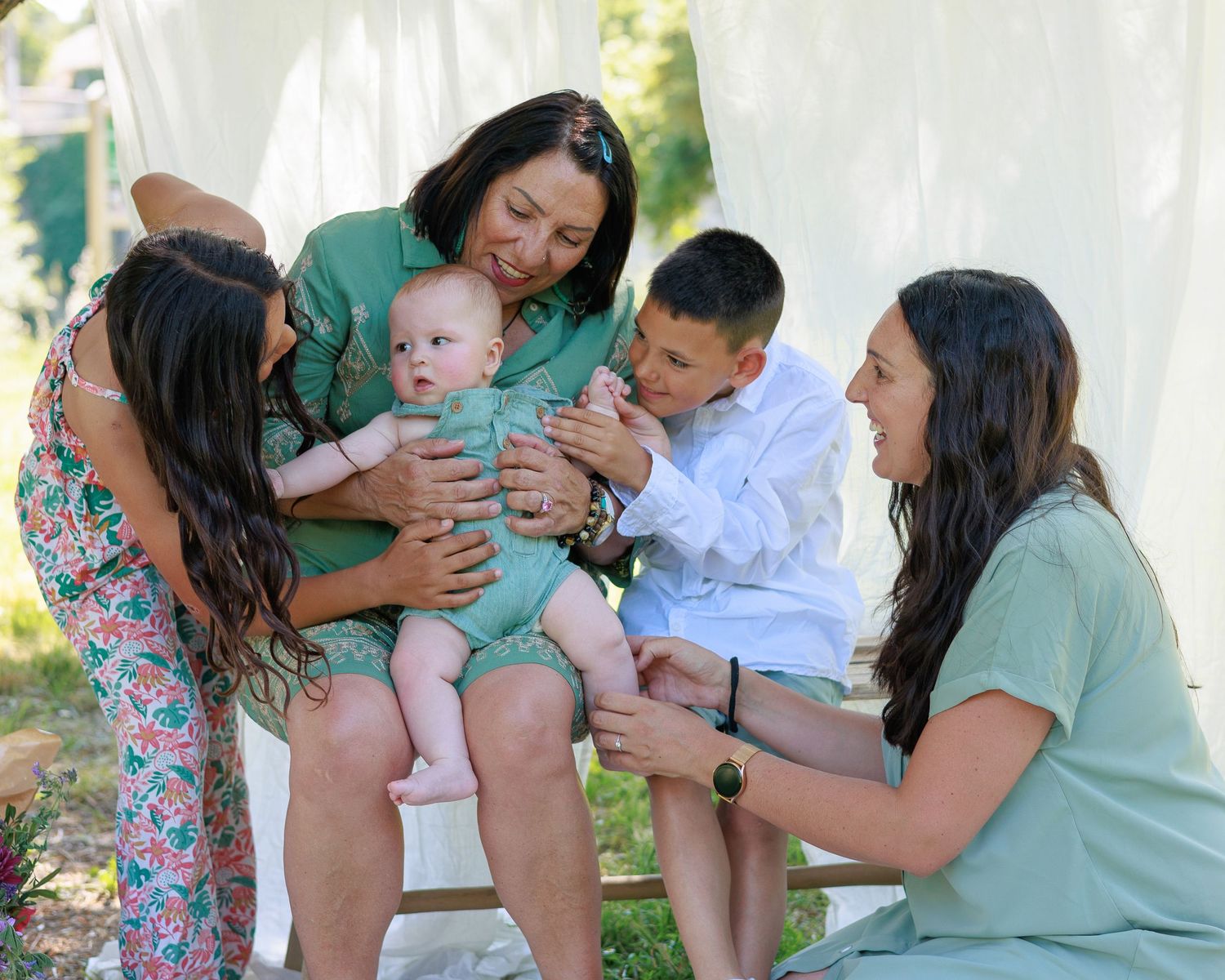 Une famille joue ensemble  pendant une séance photo famille au parc