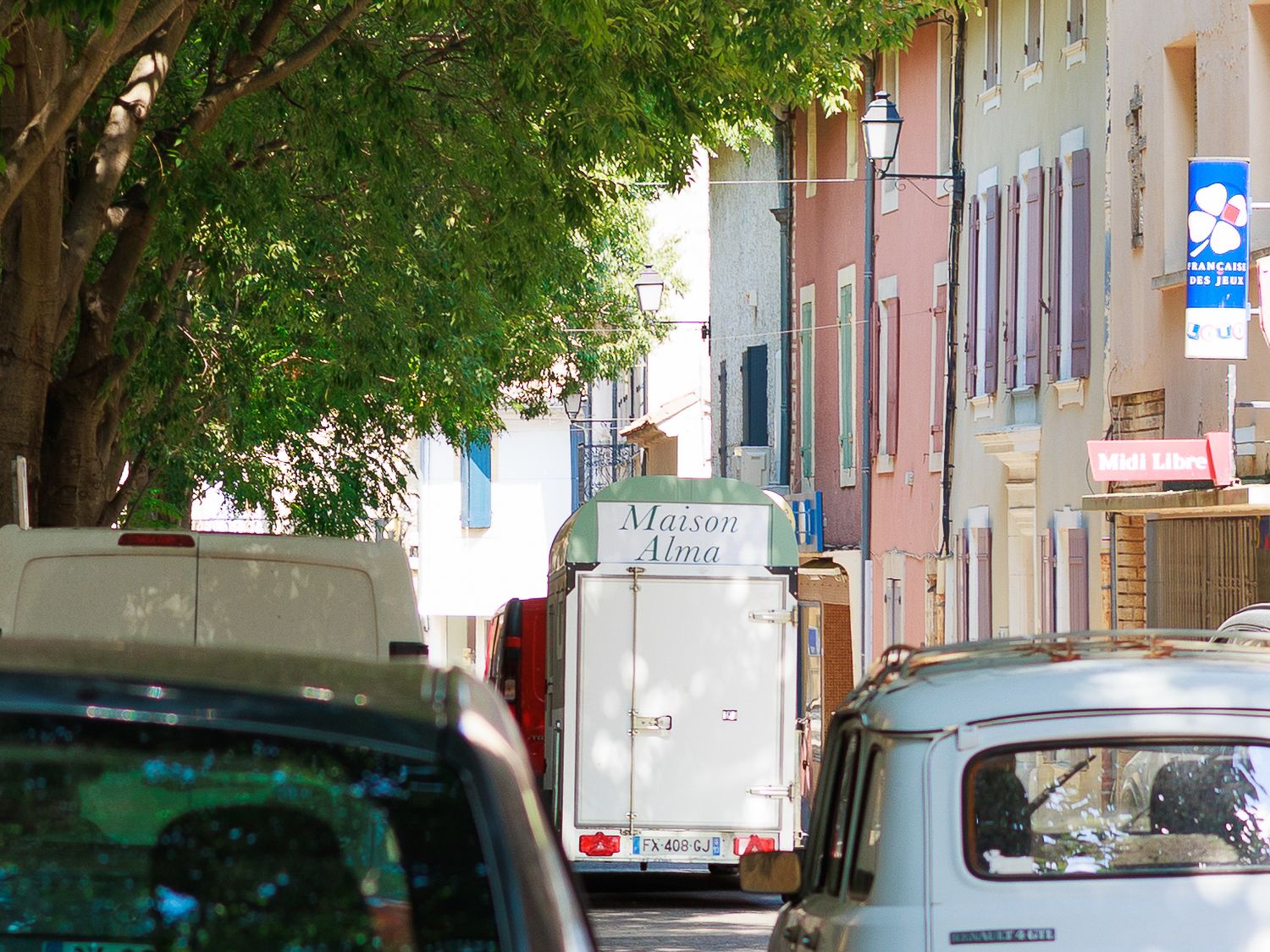 Le camion de glace Maison Alma Mobile installé dans une rue du village lors de son inauguration.