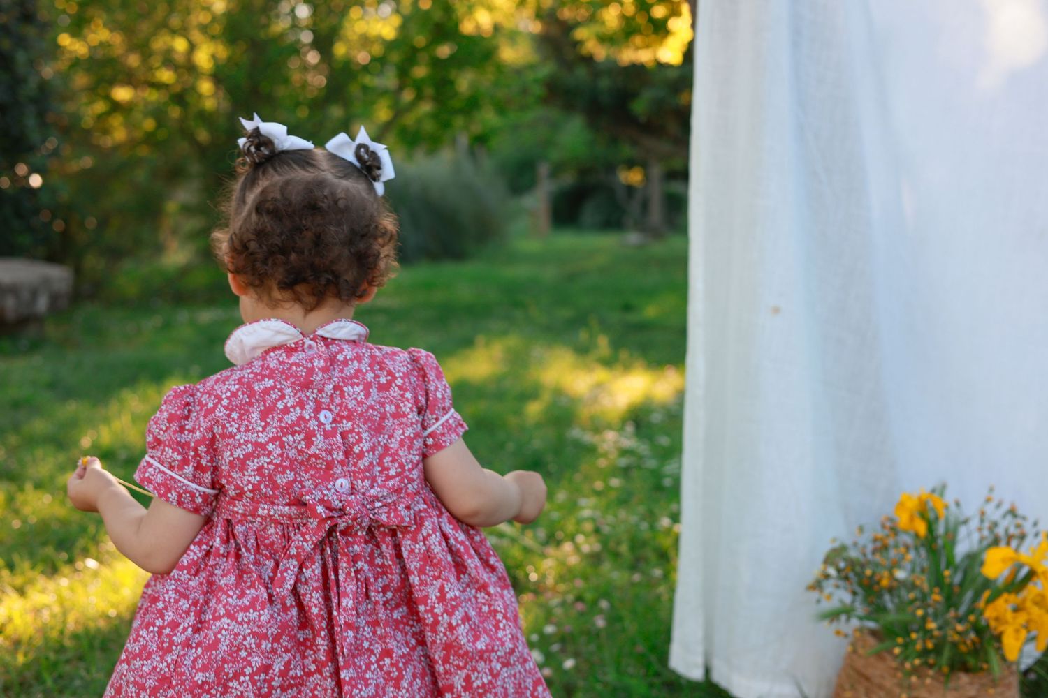portrait naturel d'un enfant de dos dans le parc