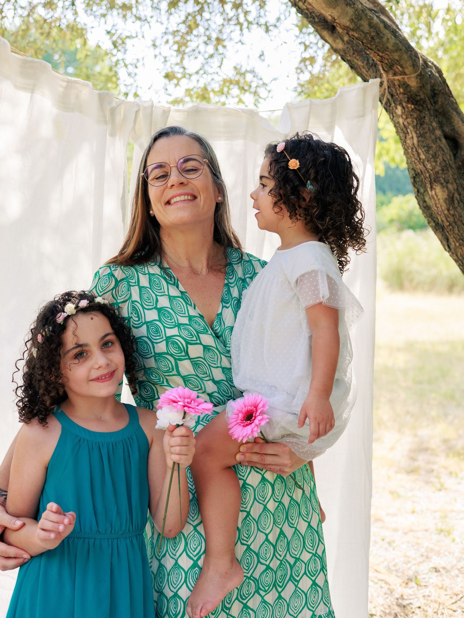 Une maman et ses filles s’amusent ensemble pendant une séance photo famille.