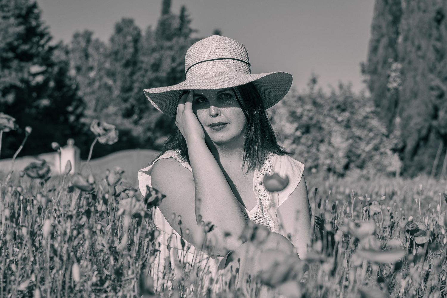 Une femme pose dans un champ de coquelicots en Avignon