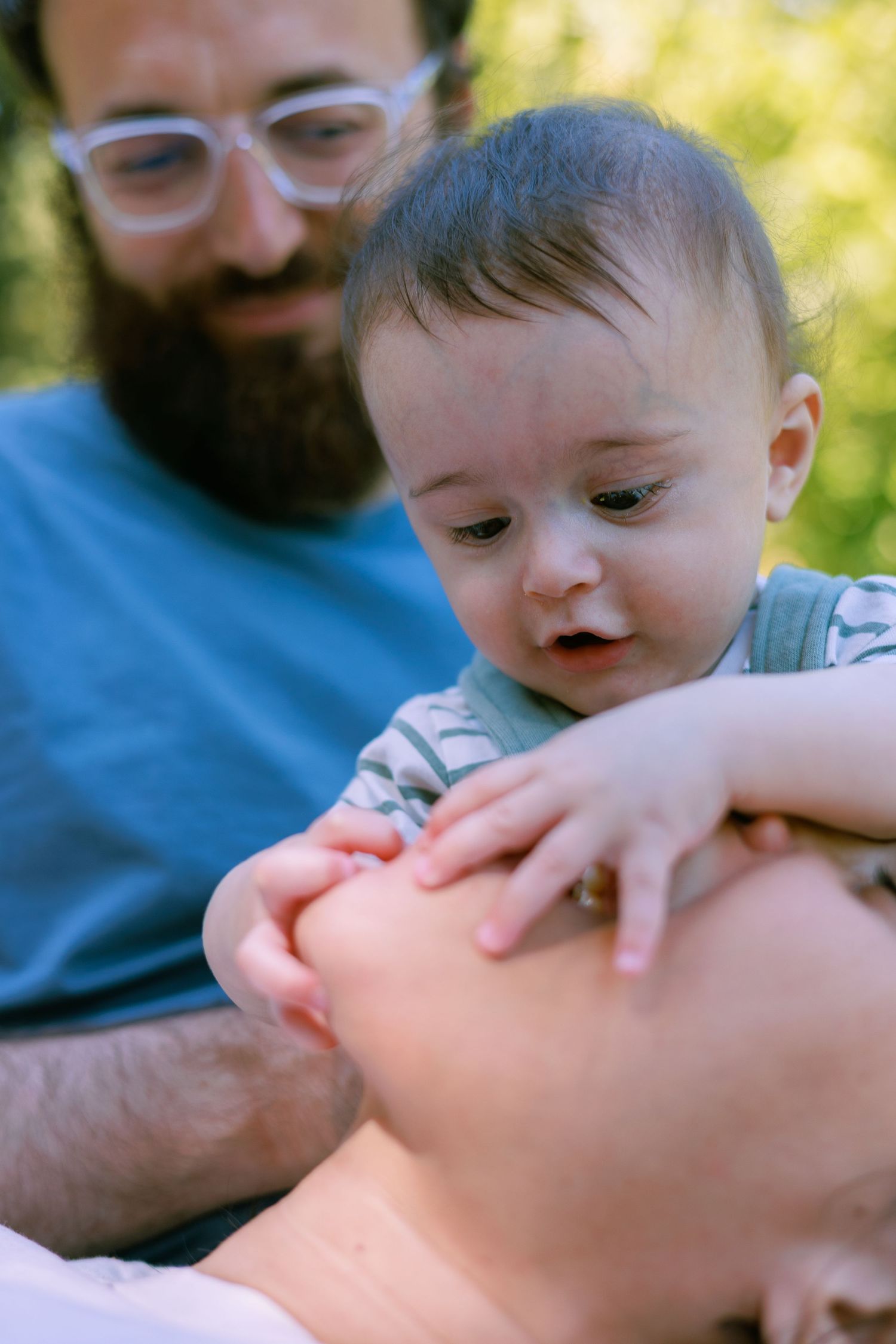 Des nouveaux parents jouent avec son bébé lors d’une séance photo en extérieur à Avignon