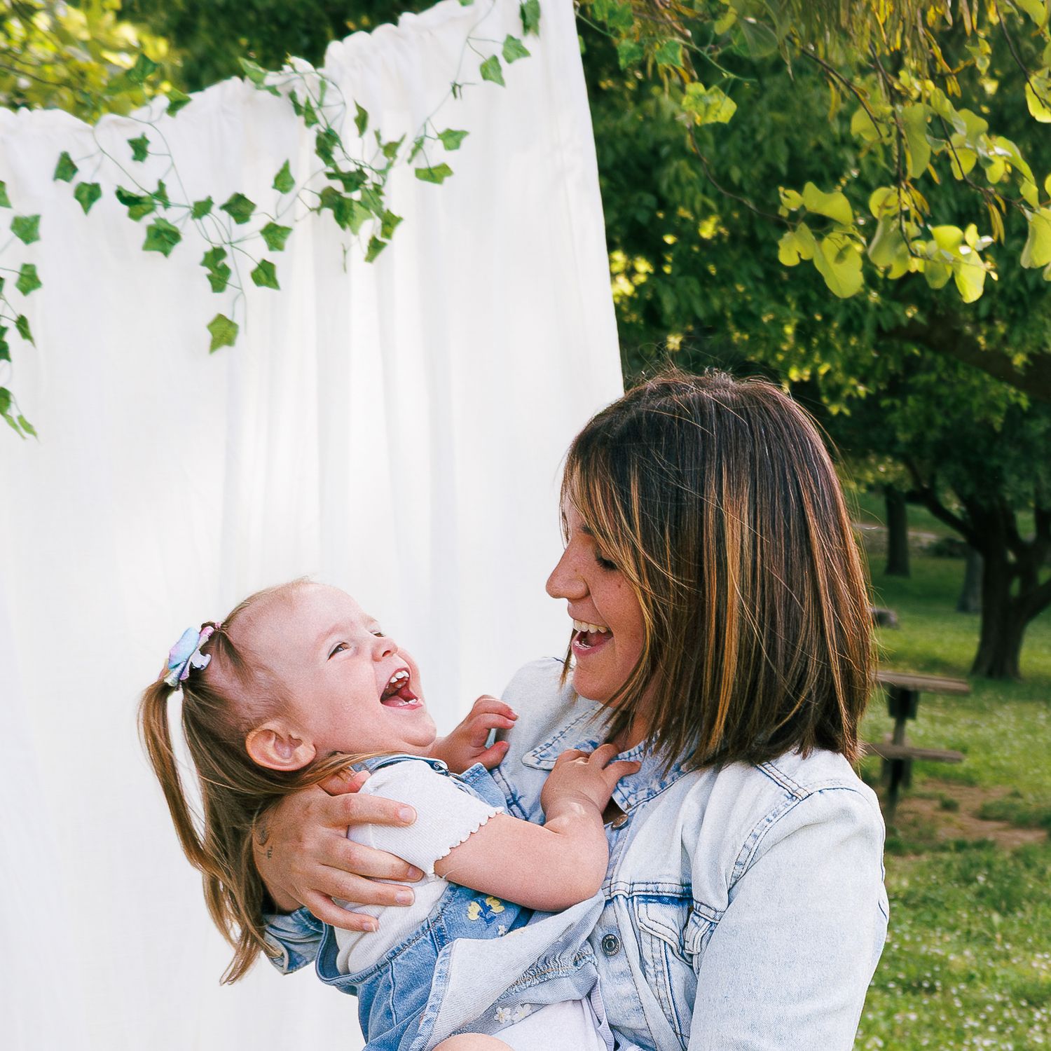 Une maman et sa fille s’amusent ensemble pendant une séance photo famille.