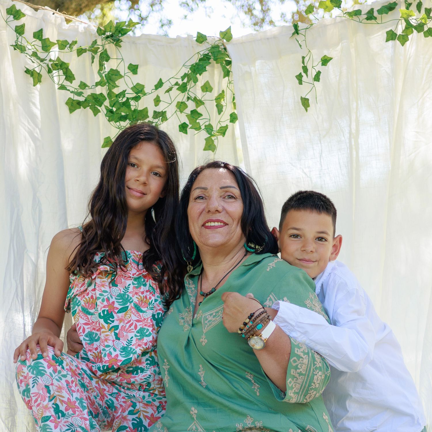 Une grand-mère rit et ses petits-enfants pendant une séance photo famille.
