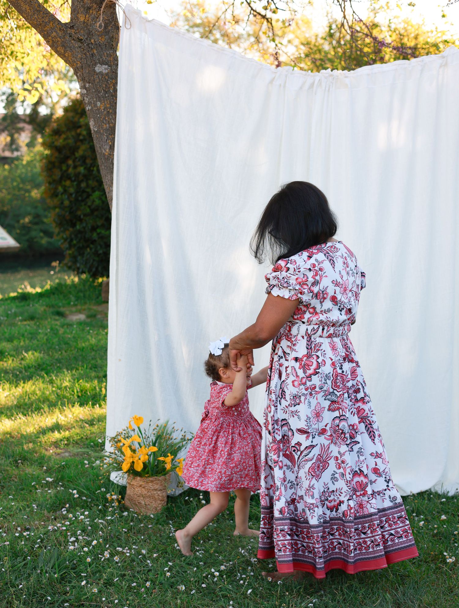 Petite fille et sa grand mere jouent pendant une séance photo dans le Gard