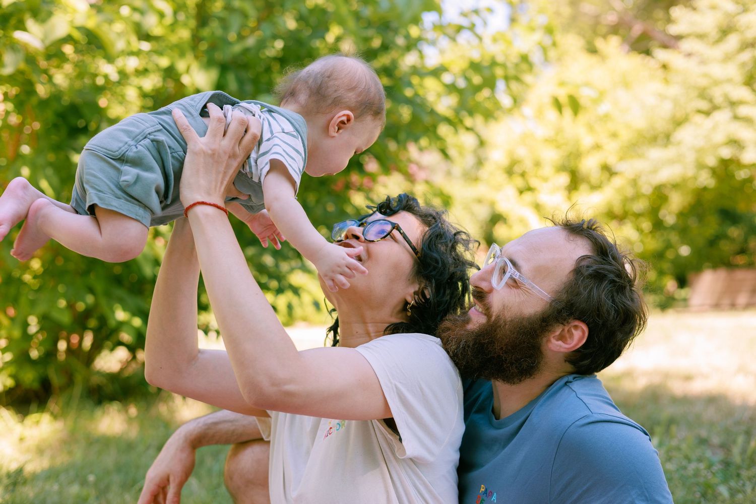 Famille riant ensemble lors d’une séance photo en extérieur à Avignon