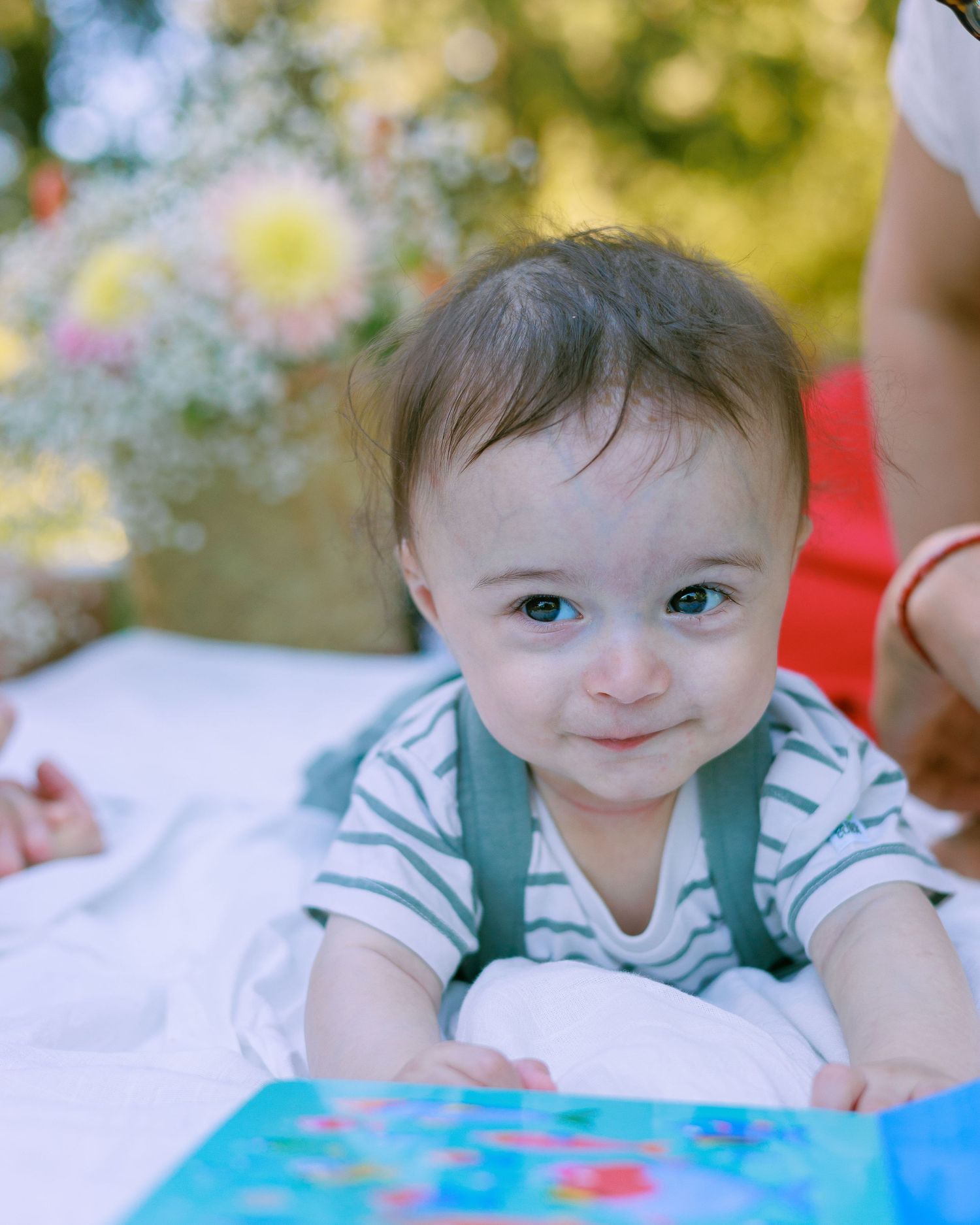 Un bébé joue pendant pendant une séance photo famille au parc en Avignon