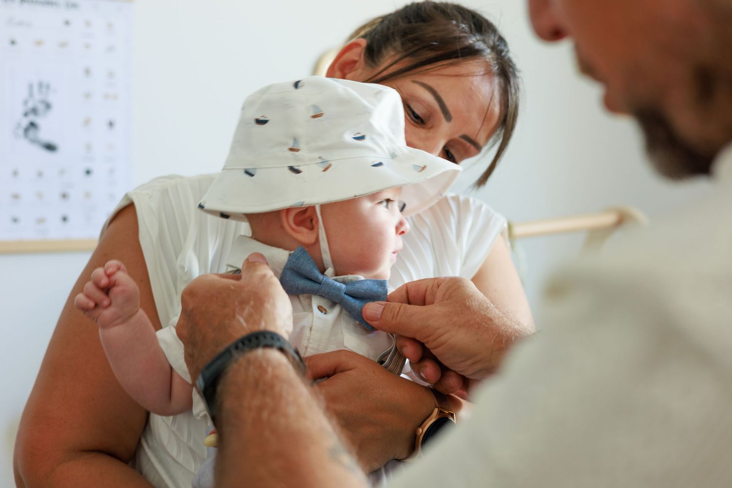 Des grands parents s’occupent de leur bébé pendant une séance photo famille en intérieur.