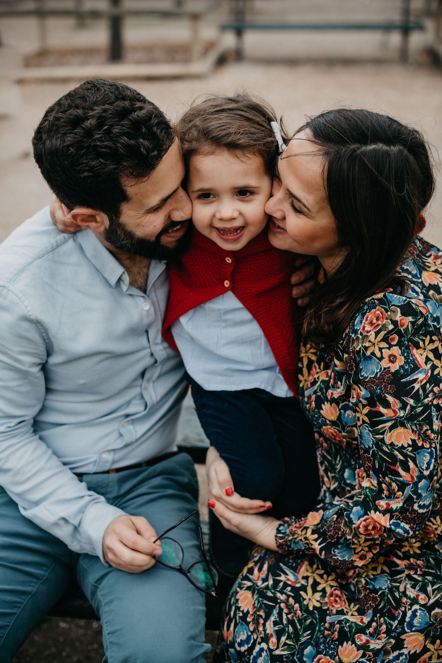 famille qui se fait un calin au jardin des tuileries à Paris avec une photographe d'Angers