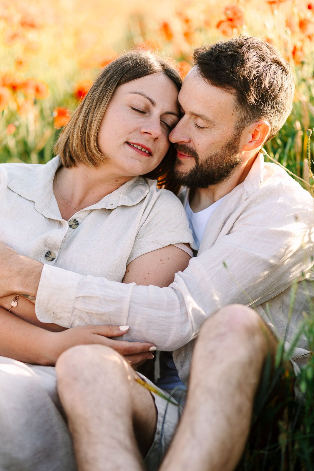 séance photo couple qui partage un moment de complicité dans un champ de coquelicots près d'Angers